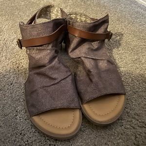 Womens sandals size 7.5
